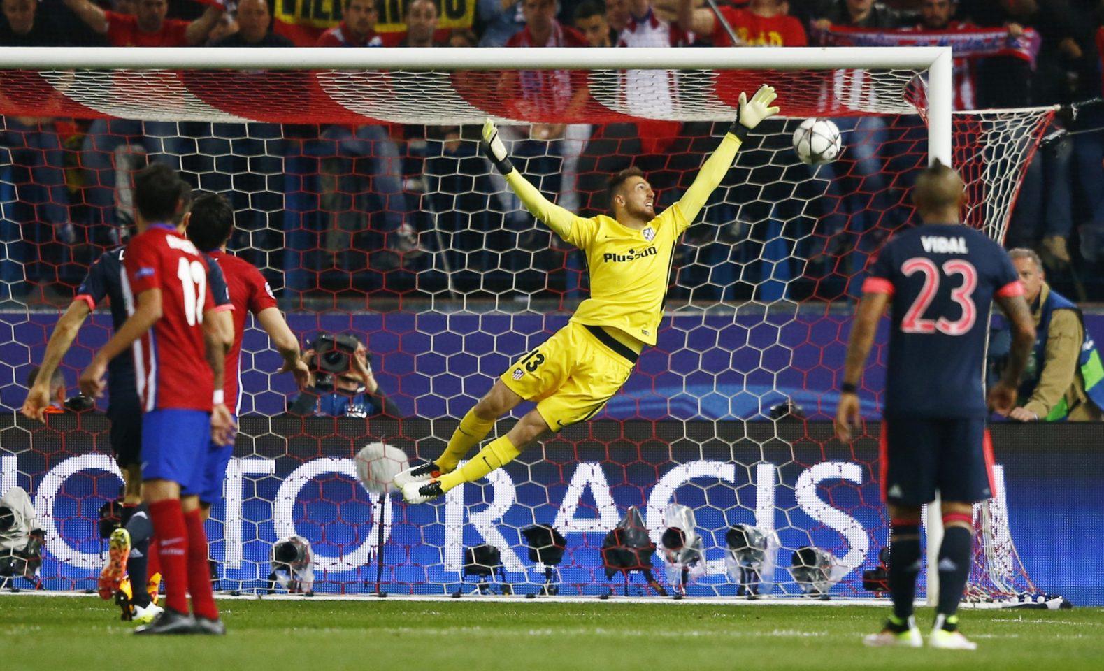 Football Soccer - Atletico Madrid v Bayern Munich - UEFA Champions League Semi Final First Leg - Vicente Calderon Stadium - 27/4/16 Bayern Munich's David Alaba (not pictured) hits the bar as Atletico Madrid's Jan Oblak attempts save Reuters / Michael Dalder Livepic EDITORIAL USE ONLY.