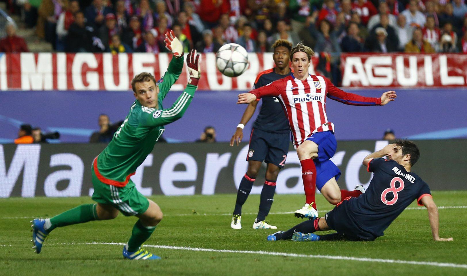 Football Soccer - Atletico Madrid v Bayern Munich - UEFA Champions League Semi Final First Leg - Vicente Calderon Stadium - 27/4/16 Atletico Madrid's Fernando Torres hits the post Reuters / Michael Dalder Livepic EDITORIAL USE ONLY.