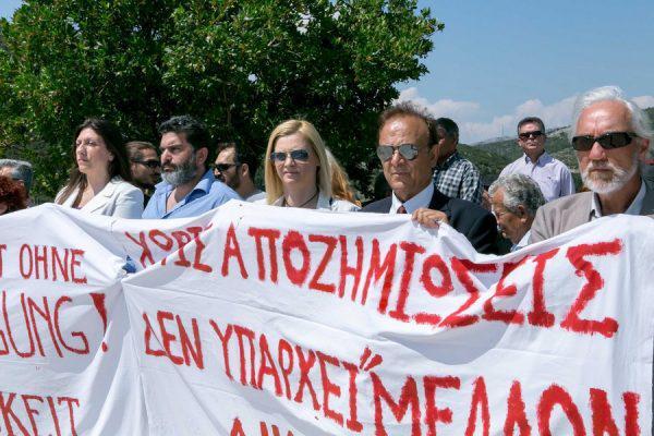 Η πρόεδρος της «Πλεύσης Ελευθερίας», Ζωή Κωνσταντοπούλου (Α) και οι πρώην βουλευτές Γιάννης Σταθάς (2Α), και Ραχήλ Μακρή (Κ) κρατούν πανό που γράφει «Χωρίς αποζημιώσεις δεν υπάρχει μέλλον – δικαίωση για το Δίστομο», κατά τη διάρκεια των εκδηλώσεων, την Παρασκευή 10 Ιουνίου 2016, στο Δίστομο. Ο πρόεδρος της Βουλής Νίκος Βούτσης παρέστη στις εκδηλώσεις για την 72η επέτειο της Σφαγής των 228 Διστομιτών από τα Γερμανικά στρατεύματα, στις 10 Ιουνίου 1944. ΑΠΕ-ΜΠΕ/ ΑΠΕ-ΜΠΕ/ ΠΑΝΟΣ ΠΡΑΓΙΑΝΝΗΣ