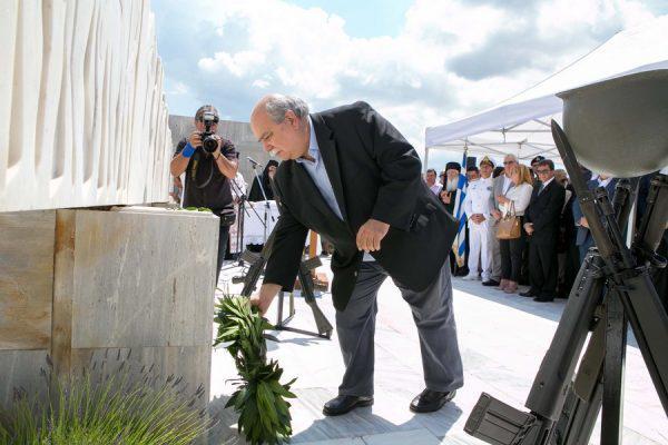 Ο πρόεδρος της Βουλής Νίκος Βούτσης καταθέτει στεφάνι στο μνημείο πεσόντων κατά τη διάρκεια των εκδηλώσεων για την 72η επέτειο της Σφαγής των 228 Διστομιτών από τα Γερμανικά στρατεύματα, στις 10 Ιουνίου 1944, την Παρασκευή 10 Ιουνίου 2016. ΑΠΕ-ΜΠΕ/ ΑΠΕ-ΜΠΕ/ ΠΑΝΟΣ ΠΡΑΓΙΑΝΝΗΣ