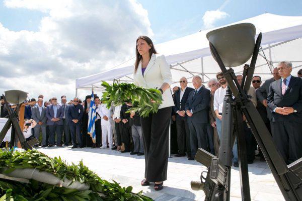 Η πρόεδρος της «Πλεύσης Ελευθερίας», Ζωή Κωνσταντοπούλου καταθέτει στεφάνι στο μνημείο πεσόντων κατά τη διάρκεια των εκδηλώσεων για την 72η επέτειο της Σφαγής των 228 Διστομιτών από τα Γερμανικά στρατεύματα, στις 10 Ιουνίου 1944, την Παρασκευή 10 Ιουνίου 2016. ΑΠΕ-ΜΠΕ/ ΑΠΕ-ΜΠΕ/ ΠΑΝΟΣ ΠΡΑΓΙΑΝΝΗΣ