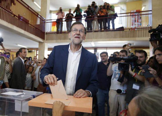 epa05391613 Acting Spanish Prime Minister, Mariano Rajoy, casts his vote during general elections in a polling station Madrid, Spain, 26 June 2016. More than 36 million of Spaniards are called to go to polls on Sunday for second time to vote in general elections after no party had the 176 seats required to form a government in the first vote held on 20 December 2015. EPA/Angel Diaz