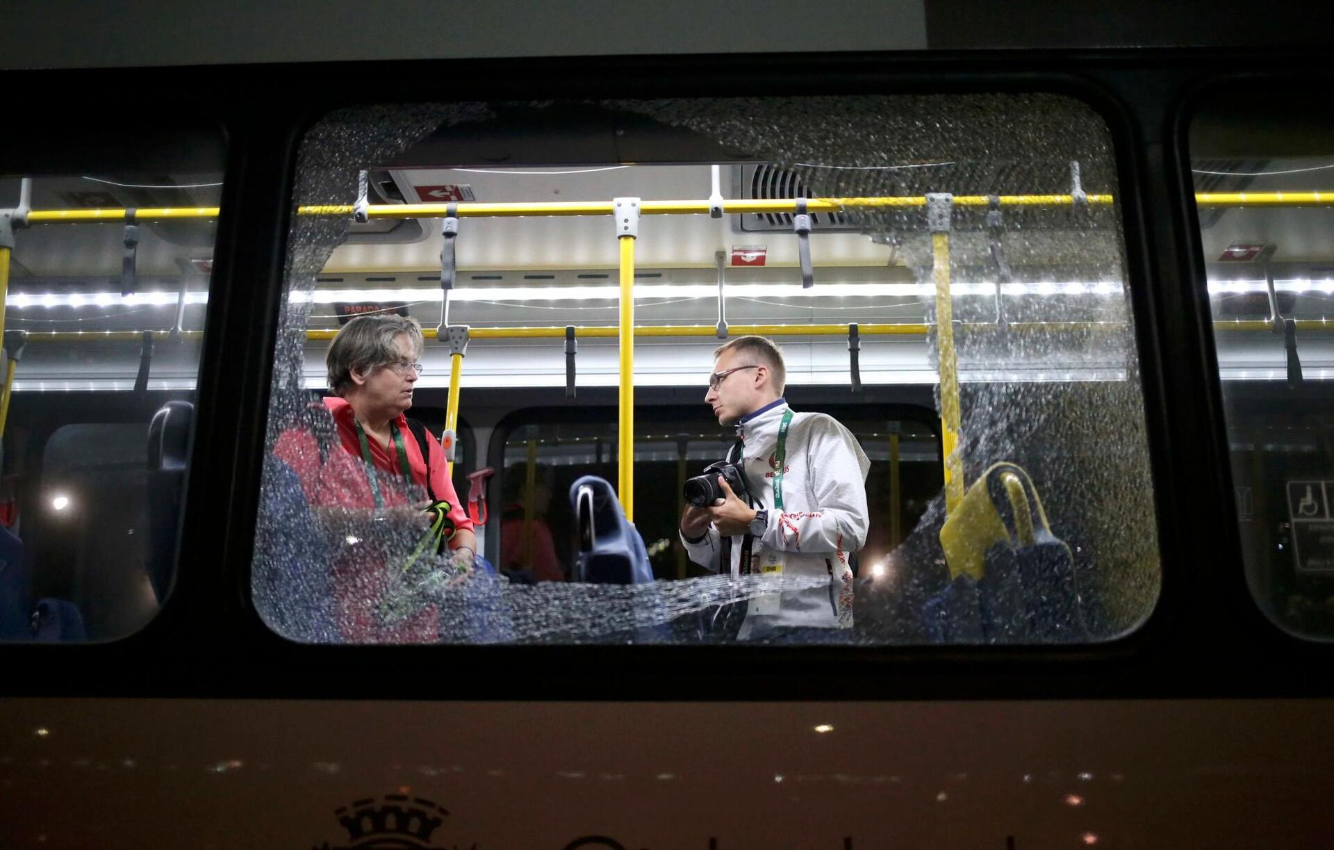 В окне автобуса поплыл. Окно маршрутки. Автобус. Окно автобуса снаружи. Человек в окне автобуса.