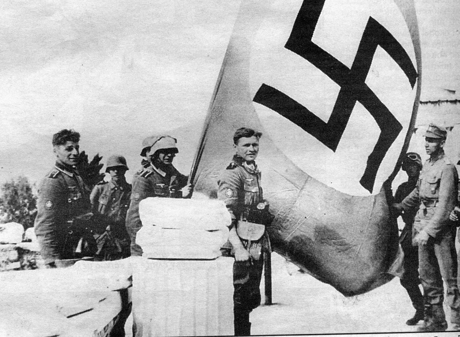 Фашистские 18. Флаг фашистской Германии 1941. Фашисты Германии 1941. Флаг фашистов Германии 1941 1945.