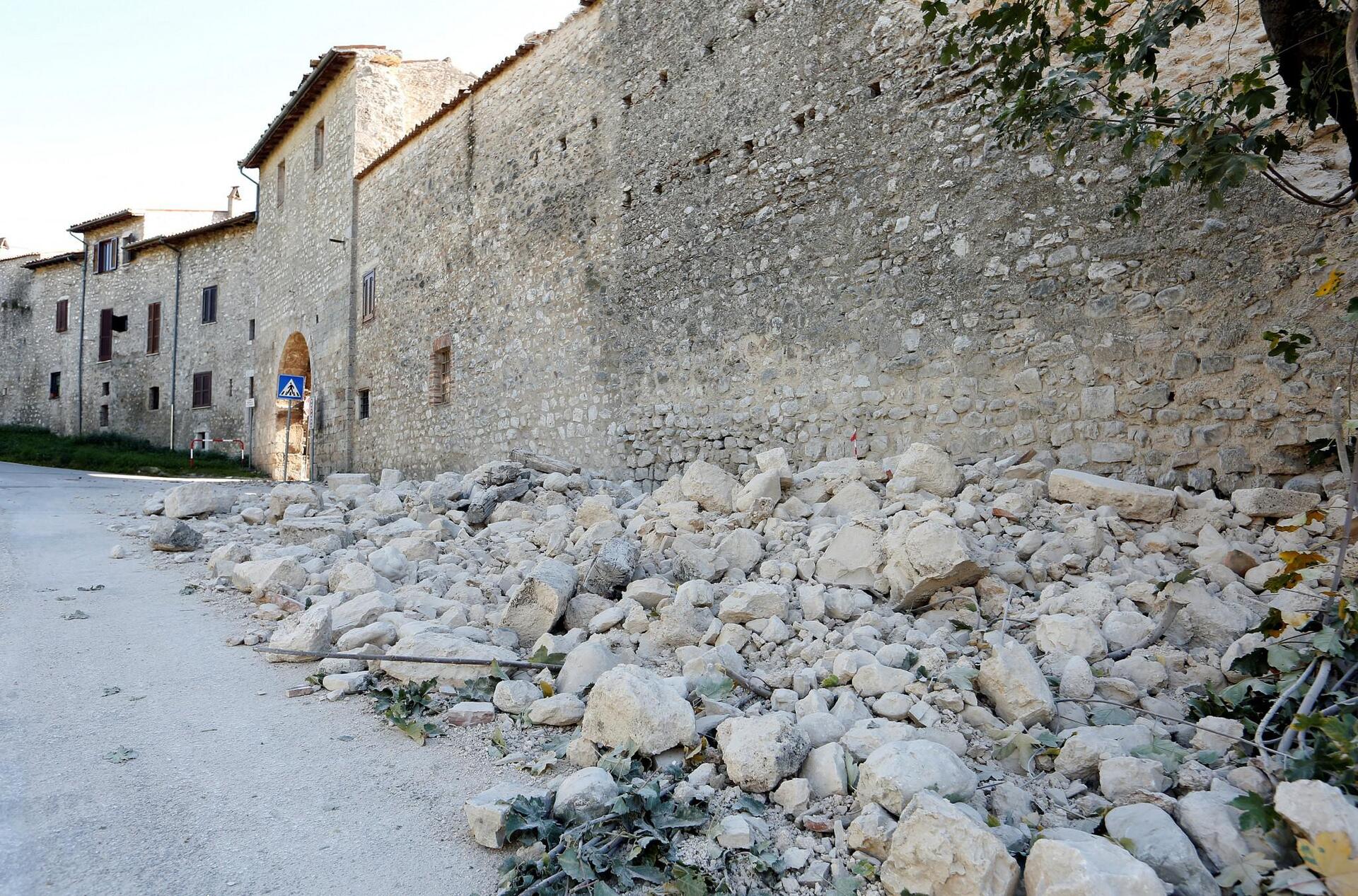seismos-neos-italia-katastrofes-1300-1