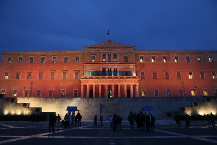 Το κτήριο της Βουλής φωταγωγημένο με πορτοκαλί χρώμα, Αθήνα Παρασκευή 25 Νοεμβρίου 2016. Με πορτοκαλί χρώμα φωταγωγήθηκε το κτήριο της Βουλής λόγω της Παγκόσμιας Ημέρας για την Εξάλειψη της Βίας κατά των Γυναικών. ΑΠΕ-ΜΠΕ/ΑΠΕ-ΜΠΕ/Παντελής Σαίτας