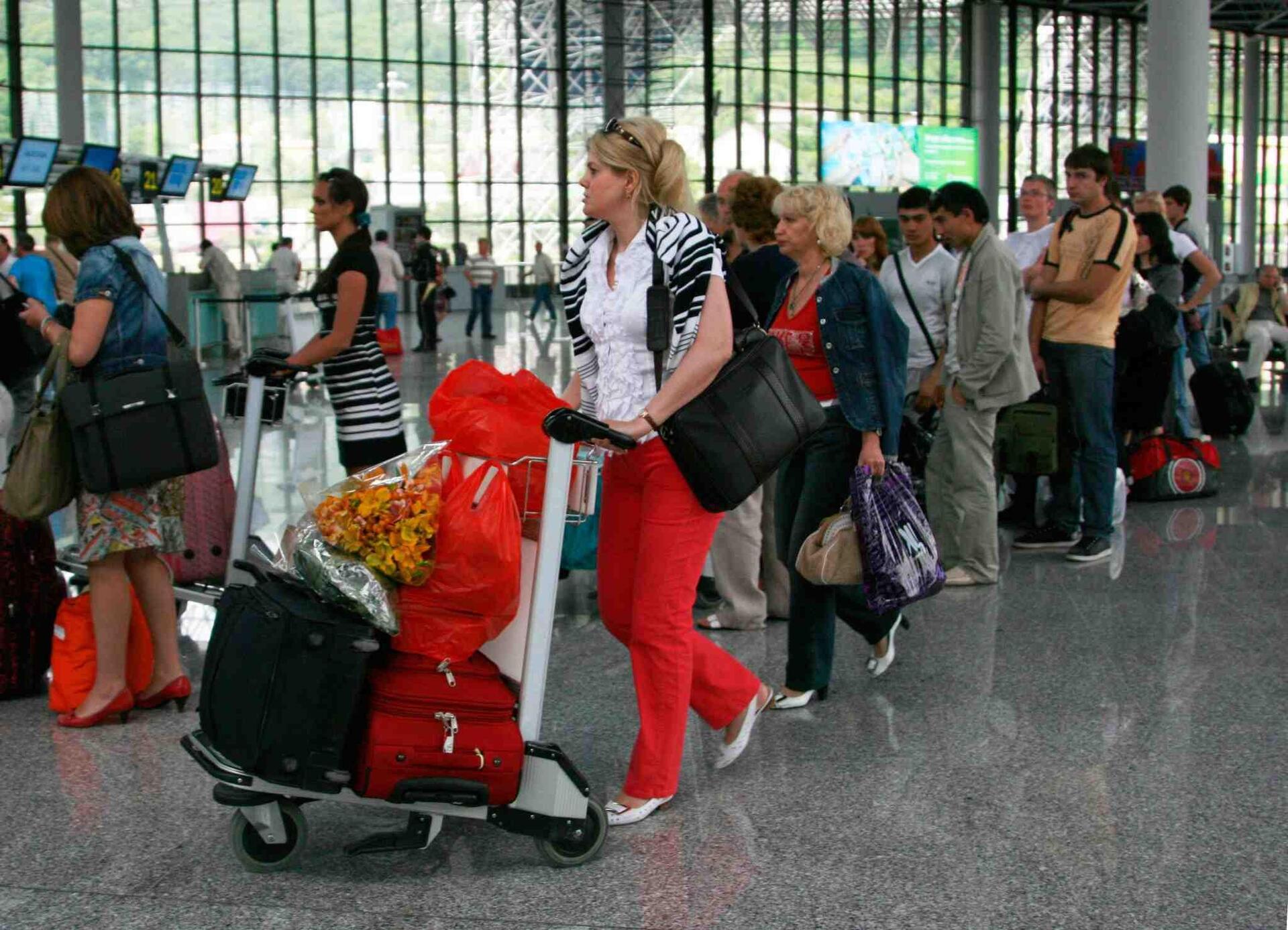 Русские в турции отзывы. Девушка. Российские туристы. Российские туристы в Турции. Российские туристы в аэропорту Анталии.