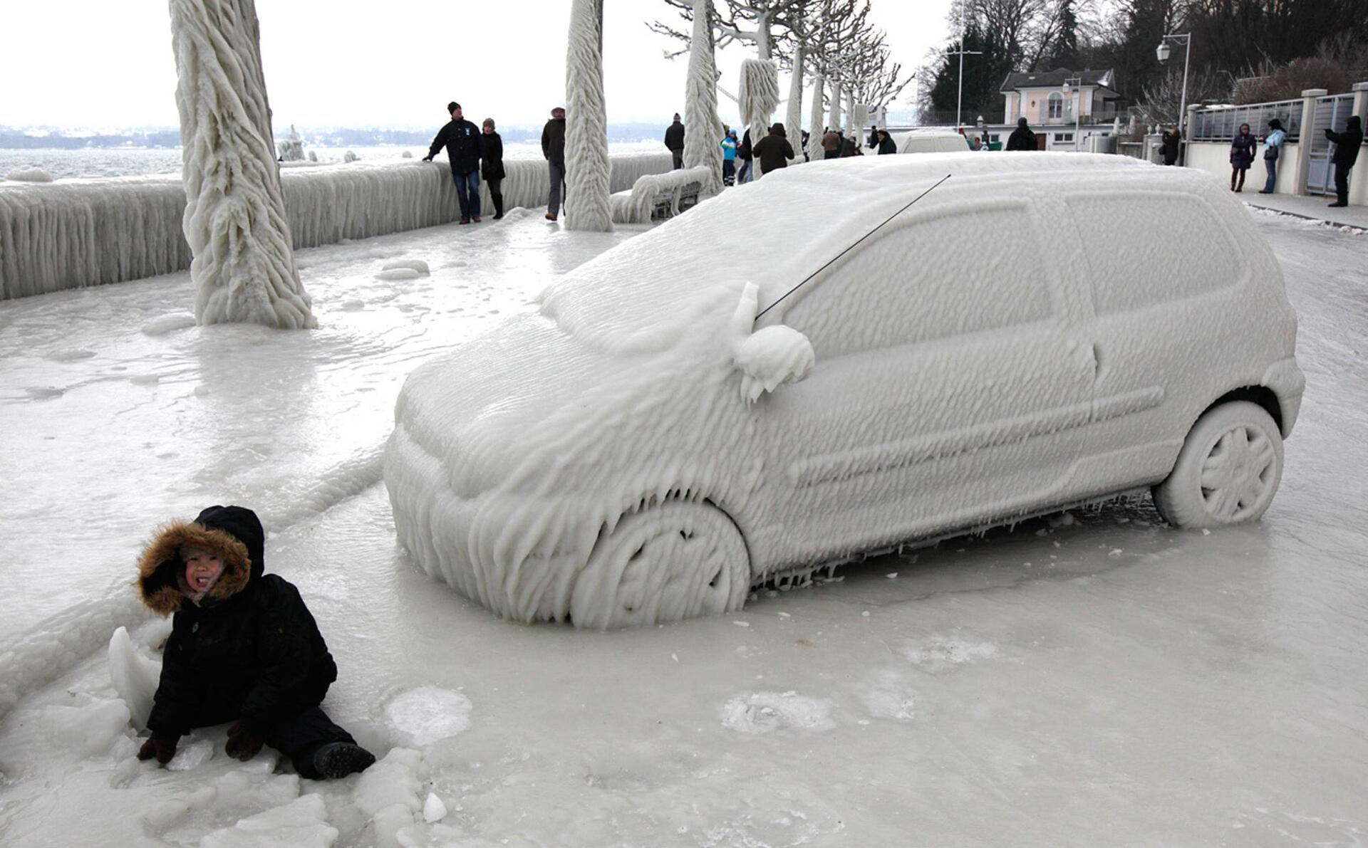 Замерзший сугроб. Машина в снегу. Машина в сугробе. Замерзший автомобиль. Машина заледенела.