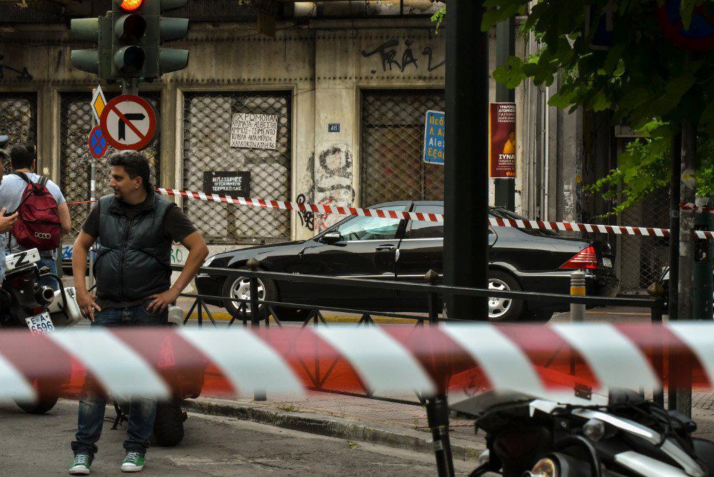 Τρομοκρατική επίθεση σε όχημα που επέβαινε ο Λουκάς Παπαδήμος [εικόνες & βίντεο]