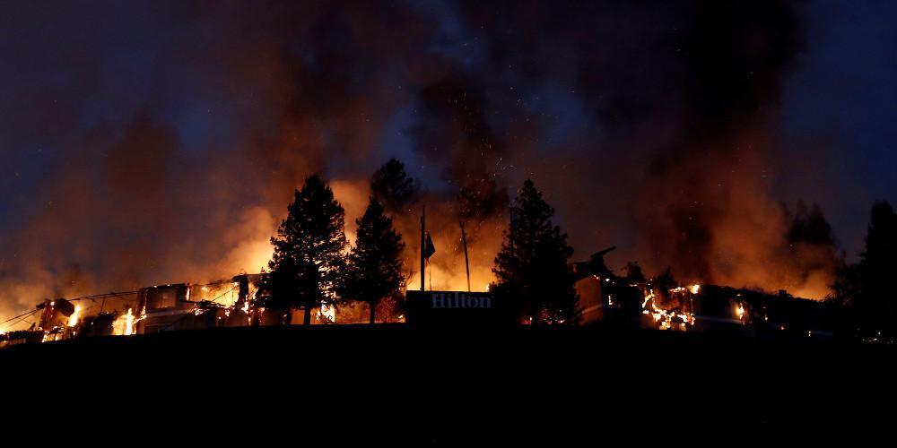 Σοκαριστικό βίντεο: Παρουσιάστριες καλούνται να εγκαταλείψουν το στούντιο λόγω της φωτιάς στην Καλιφόρνια