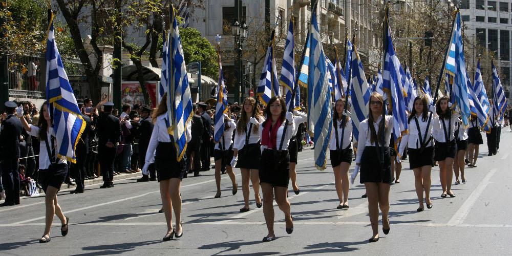 Μαθητική παρέλαση στη Θεσσαλονίκη: Φόρος τιμής στους ήρωες του Έθνους [βίντεο]