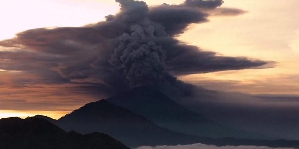 Βρυχάται το ηφαίστειο Αγκούνγκ στο Μπαλί [εικόνες & βίντεο