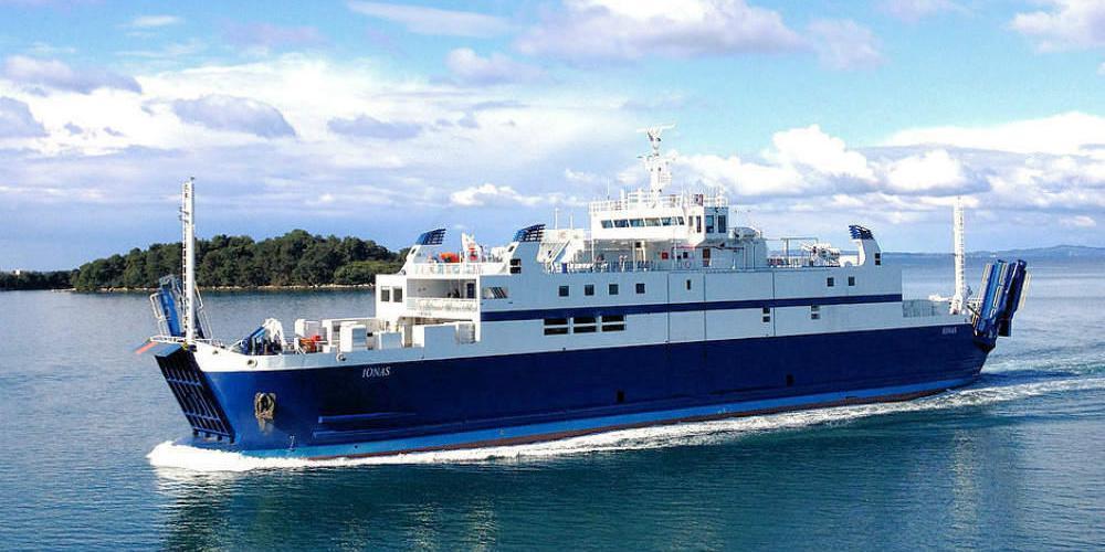 Επιστρέφει στην Άνδρο το πλοίο Aqua Blue με 60 επιβάτες λόγω βλάβης