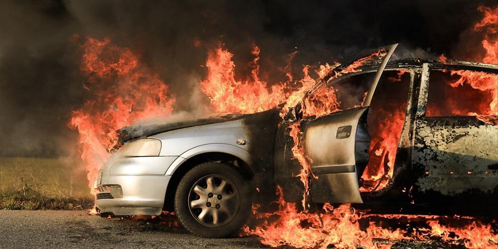 Αυτοκίνητο τυλίχθηκε στις φλόγες στην Ε.Ο. Πατρών-Κορίνθου – Τι απέγιναν οι επιβάτες