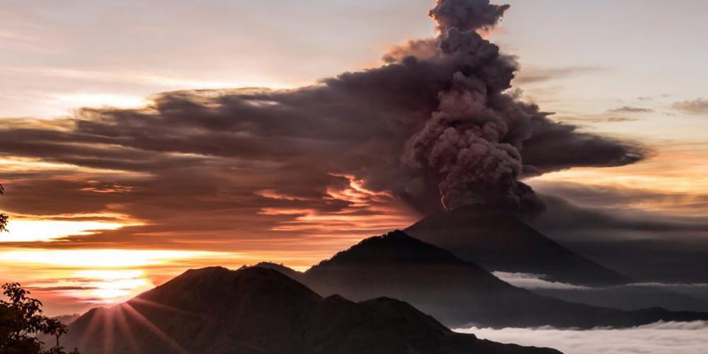 Ηφαιστειακή έκρηξη στην Ινδονησία προκαλεί προβλήματα στις πτήσεις