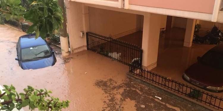 Χάος στην Νέα Πέραμο από τις πλημμύρες - Εγκλωβισμένοι πολίτες [εικόνες]