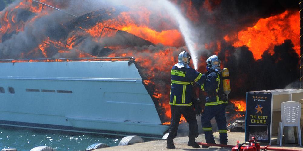 Πυρκαγιά σε δύο σκάφη στη μαρίνα Γλυφάδας