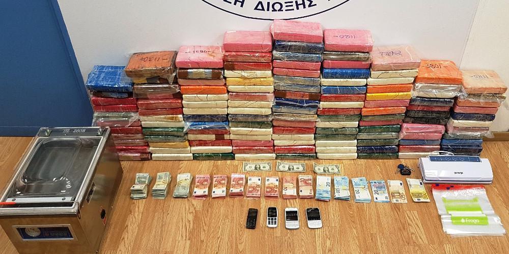 Φωτογραφίες-ντοκουμέντα από τα 135 κιλά κοκαΐνης της Βάρκιζας