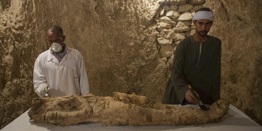 Αρχαιολόγοι βρήκαν μούμια σε ανέγγιχτο τάφο στο Λούξορ