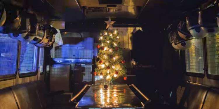Νέο «χτύπημα» της ΕΛ.ΑΣ.: Έβαλαν Χριστουγεννιάτικο δέντρο σε… κλούβα [βίντεο]