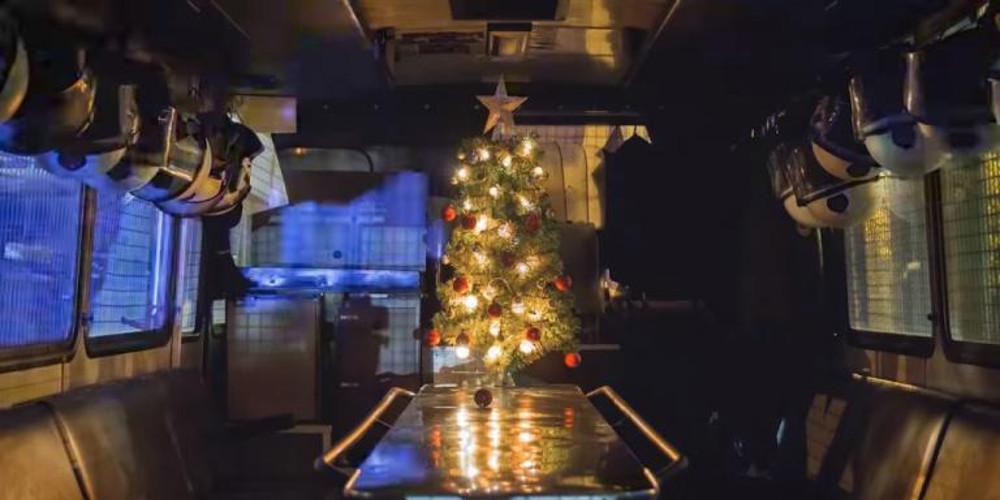 Νέο «χτύπημα» της ΕΛ.ΑΣ.: Έβαλαν Χριστουγεννιάτικο δέντρο σε… κλούβα [βίντεο]