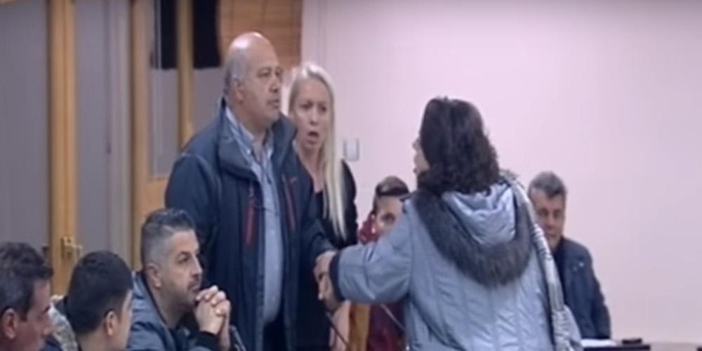 Χαμός στο Δημοτικό Συμβούλιο της Μάνδρας - Πιάστηκαν στα χέρια [βίντεο]