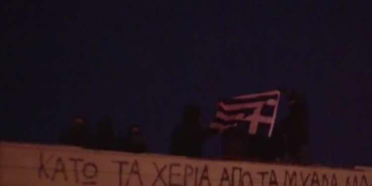 Κουκουλοφόροι έκαψαν ελληνική σημαία και τραυμάτισαν αστυνομικούς στην Θεσσαλονίκη [βίντεο]