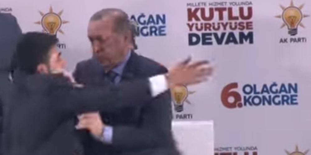 Επίθεση... αγάπης στον Ερντογάν: Θαυμαστής τον αγκάλιασε στη σκηνή [βίντεο]