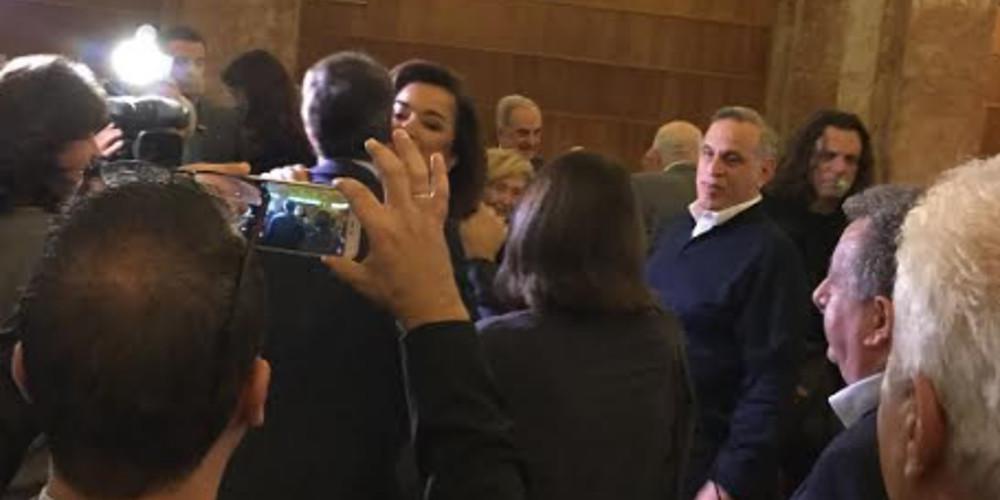 Το δημόσιο φιλί Κυριάκου-Ντόρας μετά τη δήλωση για μη υπουργοποίηση [εικόνες]