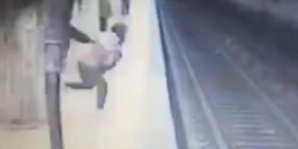 Βίντεο-σοκ: Γυναίκα σπρώχνει 25χρονη μπροστά σε συρμό του μετρό!