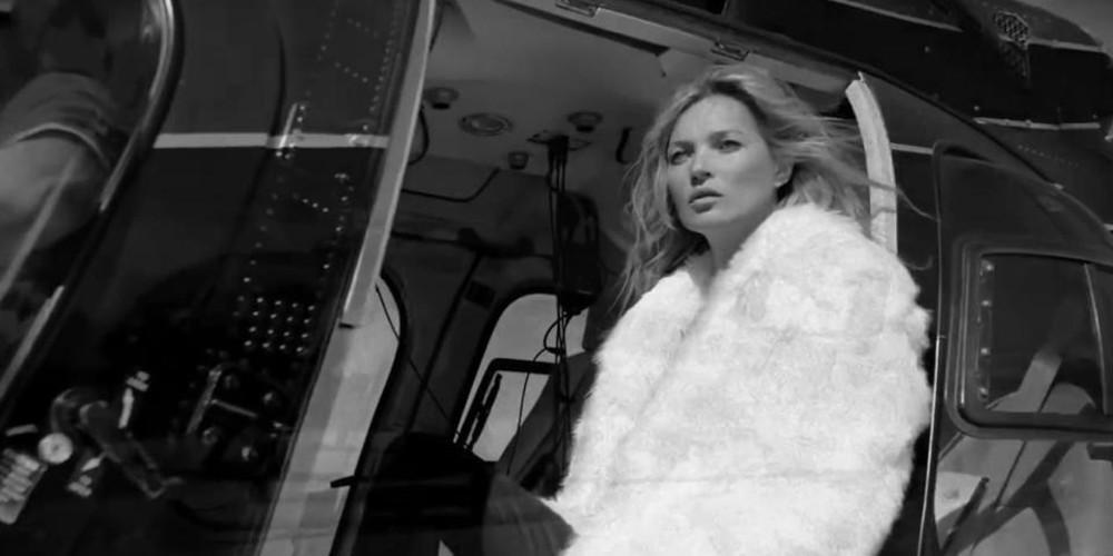 Η Kate Moss ποζάρει topless πάνω σε ελικόπτερο για χάρη του Saint Laurent [εικόνες]