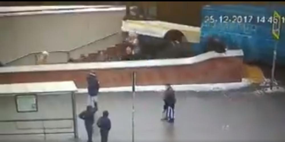 Πρωτοφανές δυστύχημα στη Μόσχα με πέντε νεκρούς: Λεωφορείο «μπούκαρε» στο μετρό