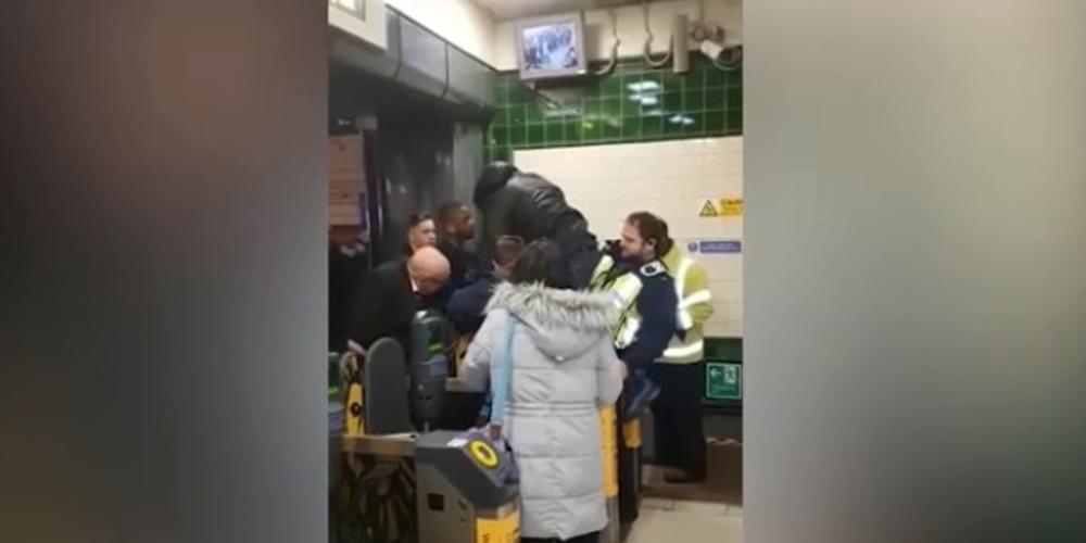 Ασύλληπτο βίντεο: Πιάστηκε το πέος του σε μπάρες του μετρό στο Λονδίνο