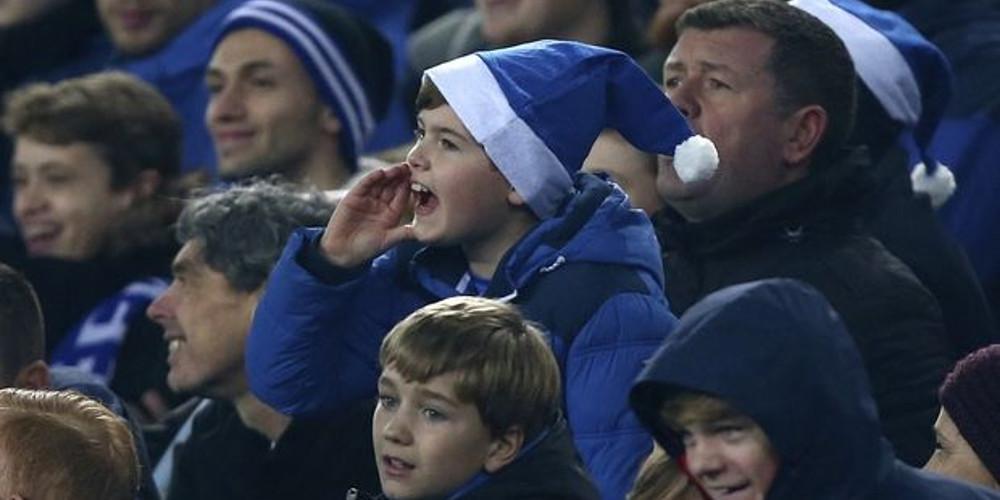 Μικρός οπαδός της Έβερτον ντύθηκε στα μπλε για να υποδεχθεί παίκτες της Λίβερπουλ