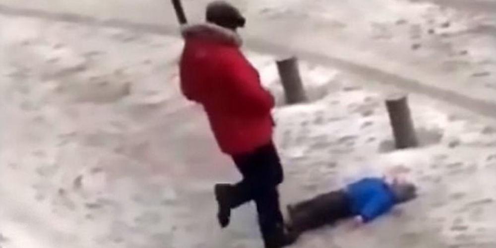 Βίντεο-σοκ: Πατέρας κλωτσά το παιδί του γιατί γλίστρησε στο χιόνι