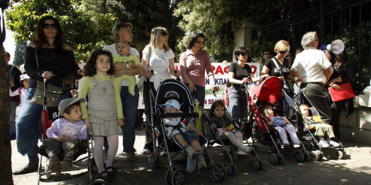 Κόφτης στα επιδόματα τρίτεκνων και πολύτεκνων