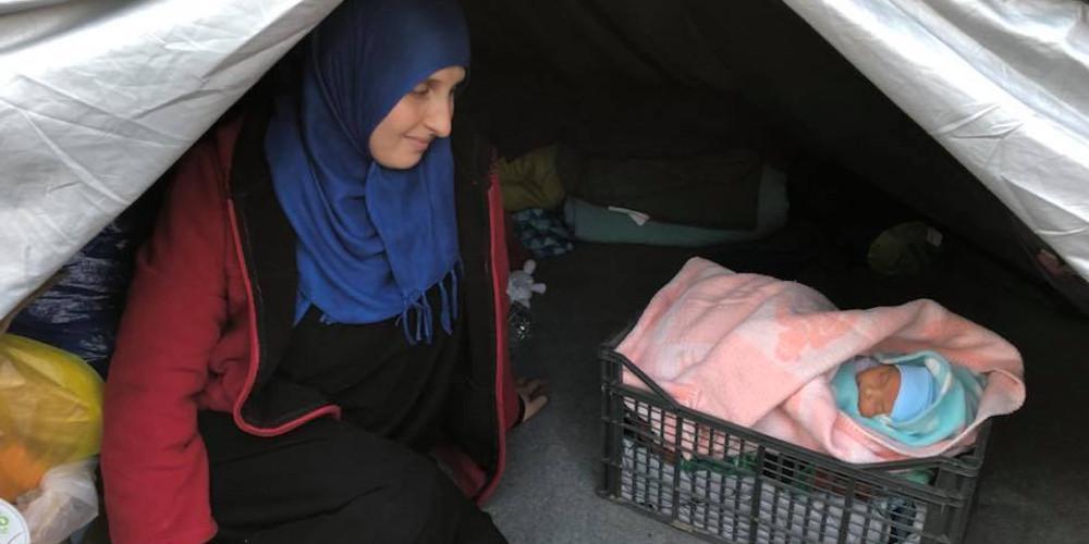 Εικόνα-σοκ: Προσφυγόπουλο 4 ημερών κοιμάται σε τελάρο στον καταυλισμό της Μόρια
