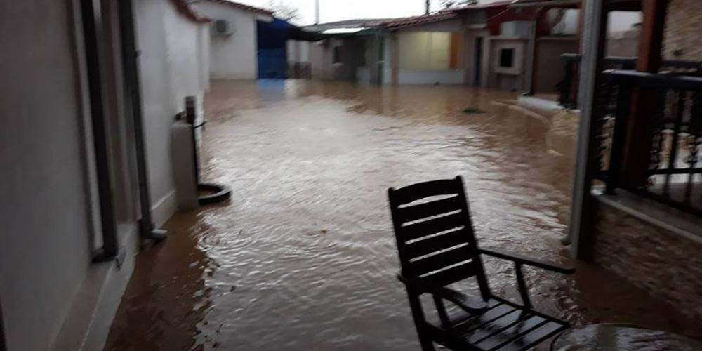 Μεγάλες πλημμύρες στη Ροδόπη -17 άτομα απεγκλώβισε η πυροσβεστική [εικόνες]