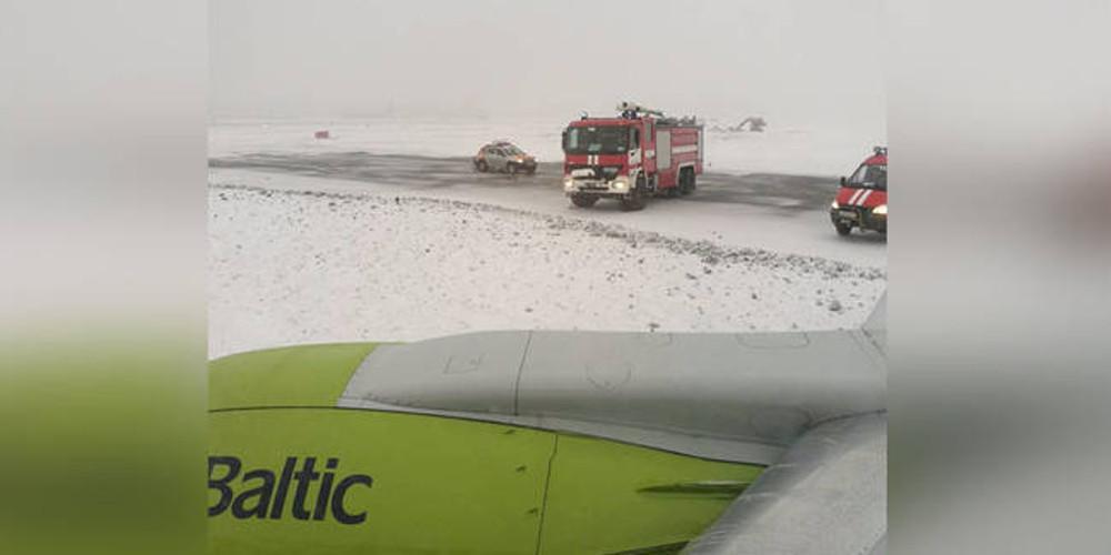 Τρόμος για 52 επιβάτες αεροπλάνου στην Μόσχα - Βγήκε απ' τον διάδρομο κατά την προσγείωση