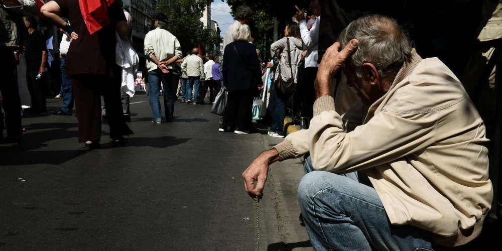 WSJ: Mε τις συντάξεις των γονιών τους ζουν οι μισοί Έλληνες