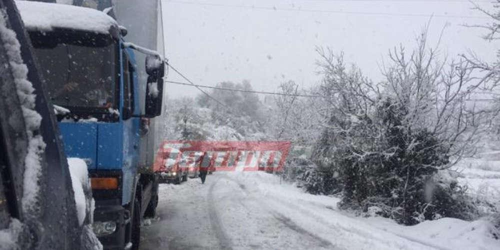 Εγκλωβισμένοι 34 επιβάτες σε λεωφορείο στην Αχαΐα λόγω χιονόπτωσης [εικόνες]