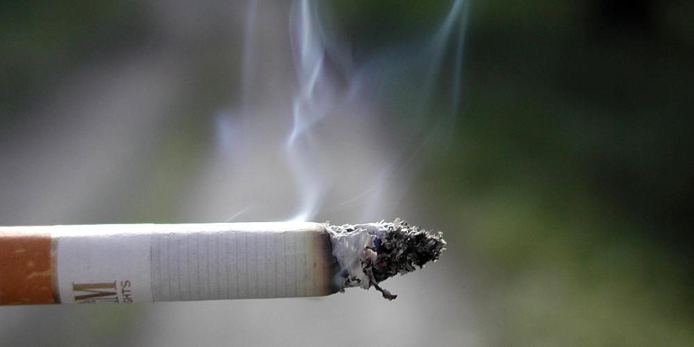 «Καμπάνα» για το κάπνισμα στη Λαμία: Πρόστιμο σε καπνιστή και ιδιοκτήτη καφετέριας