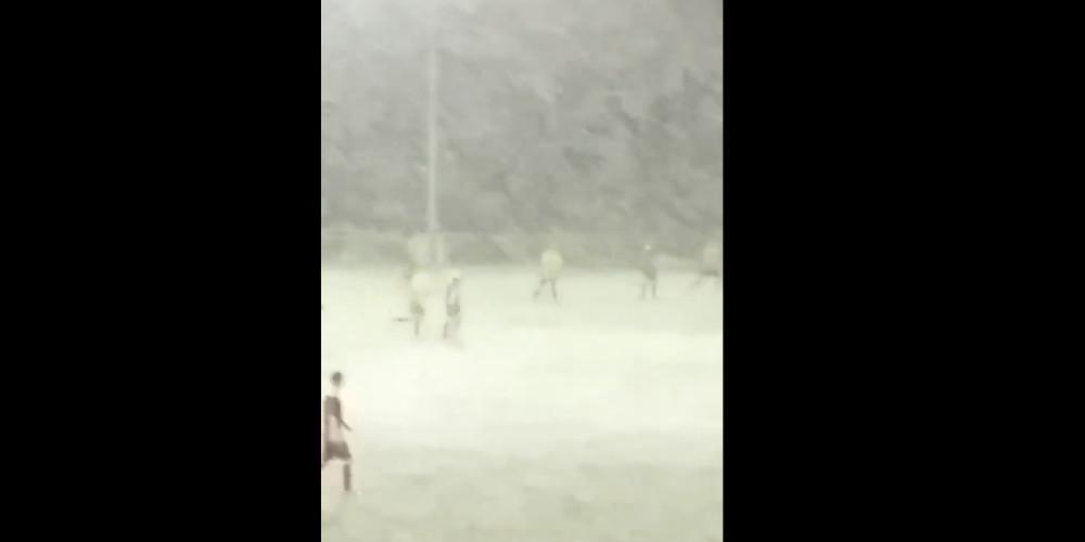 Παρά την χιονοθύελλα ο διαιτητής αρνήθηκε να διακόψει το ματς [βίντεο]