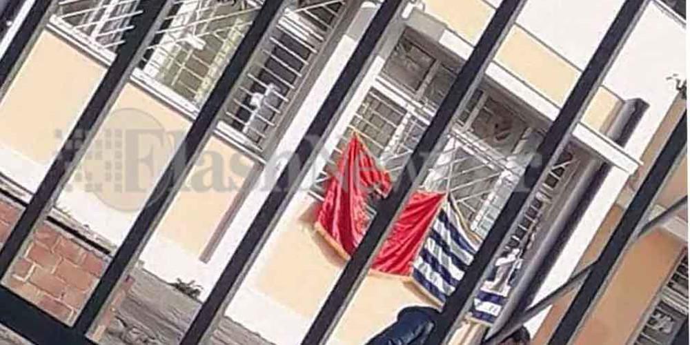 Παραιτήθηκε ο διευθυντής του σχολείου με την αλβανική σημαία στην Κρήτη [εικόνα]