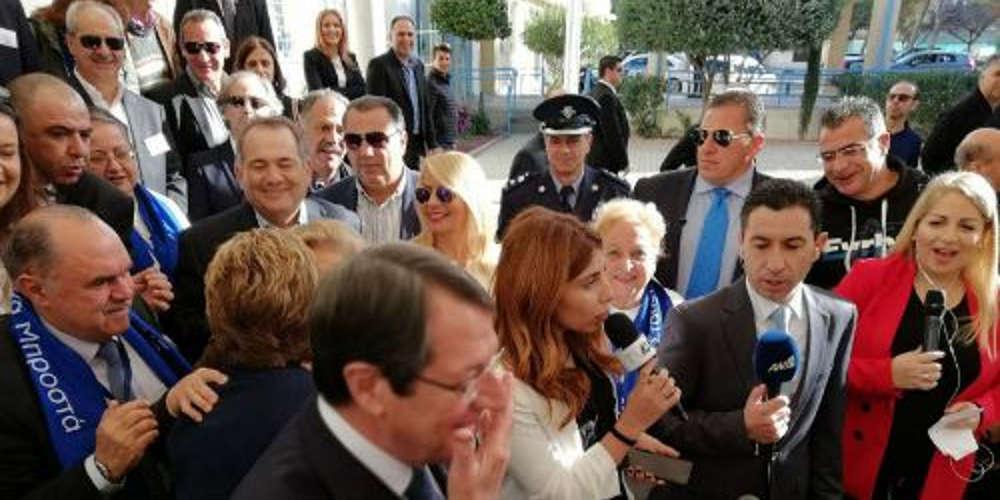 Κυπριακές εκλογές: Το φιλί στον Αναστασιάδη άφησε σημάδια [βίντεο]