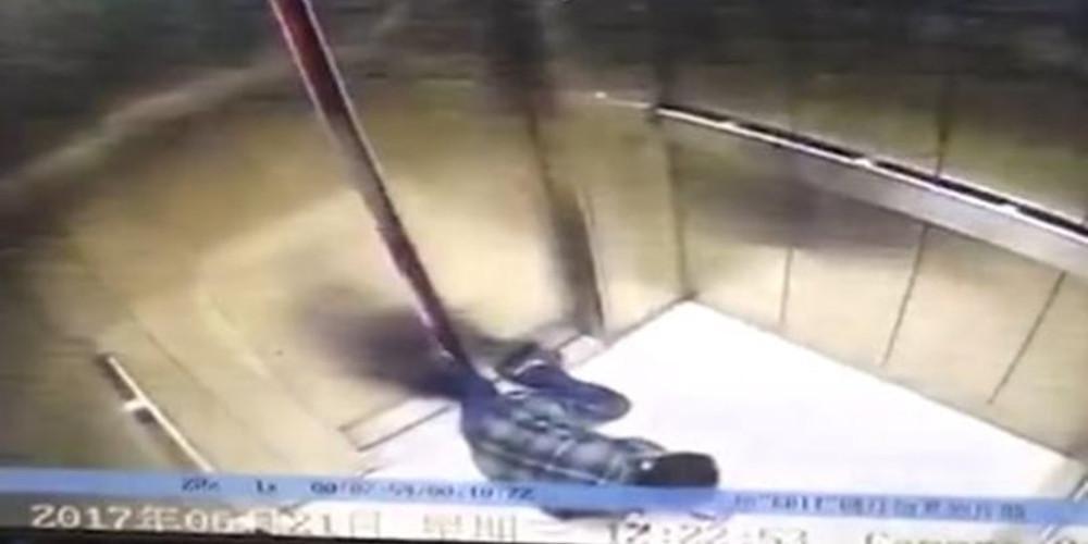 Σοκ: Της έκοψε το πόδι το ασανσέρ ενώ χάζευε το κινητό της [σκληρό βίντεο]