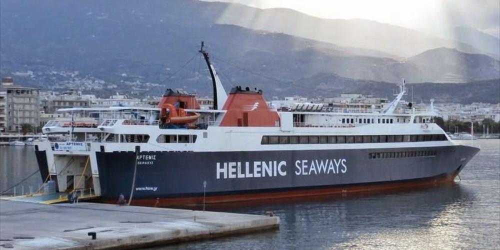 Η μάχη με τα τεράστια κύματα του πλοίου Αρτεμις στο ταξίδι του για τις Κυκλάδες [βίντεο]
