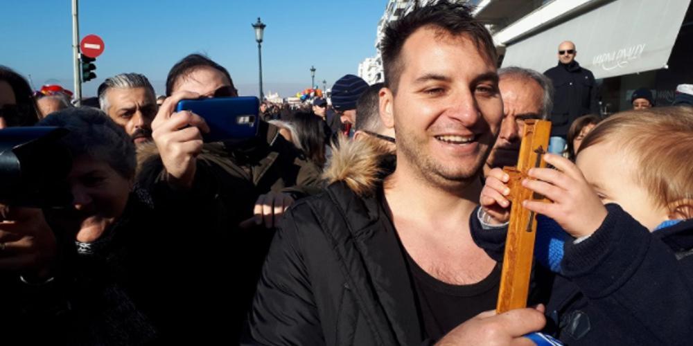 Ο 28χρονος οικογενειάρχης αστυνομικός που έπιασε τον Σταυρό στη Θεσσαλονίκη [βίντεο]