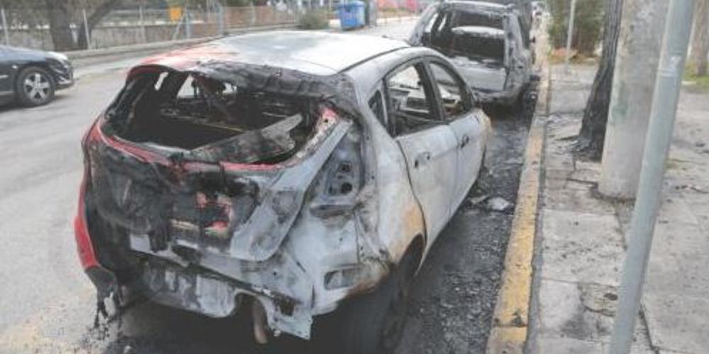 Άγνωστοι έκαψαν τρία αυτοκίνητα της πρεσβείας της Ουκρανίας