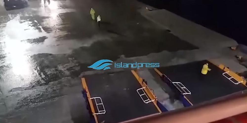 Η μάχη του Blue Star Delos με τα μανιασμένα κύματα στο λιμάνι της Νάξου [βίντεο]